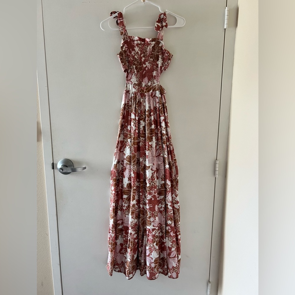 Maxi dress with floral like pattern and cutouts on the sides